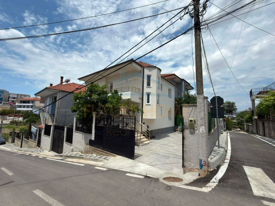 Tirane, shitet Vile 4+1+Ballkon Kati 0, 258 m² 400.000 € 