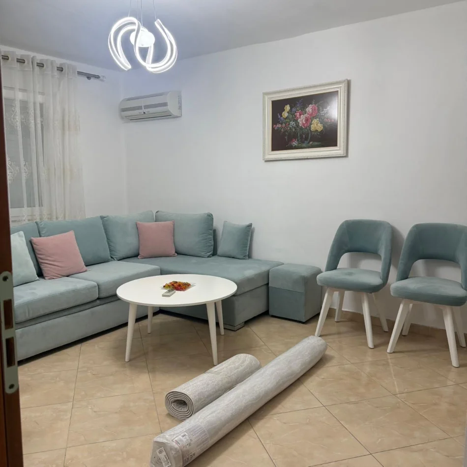 Tirane, jepet me qera apartament 1+1 Kati 2, 70 m² 550 € (21 Dhjetori prane Komisariatit te Policise)