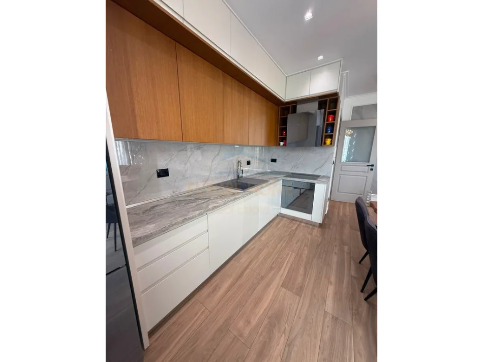 Tirane, shitet apartament 2+1+Aneks+Ballkon Kati 1, 117 m² (Teg)