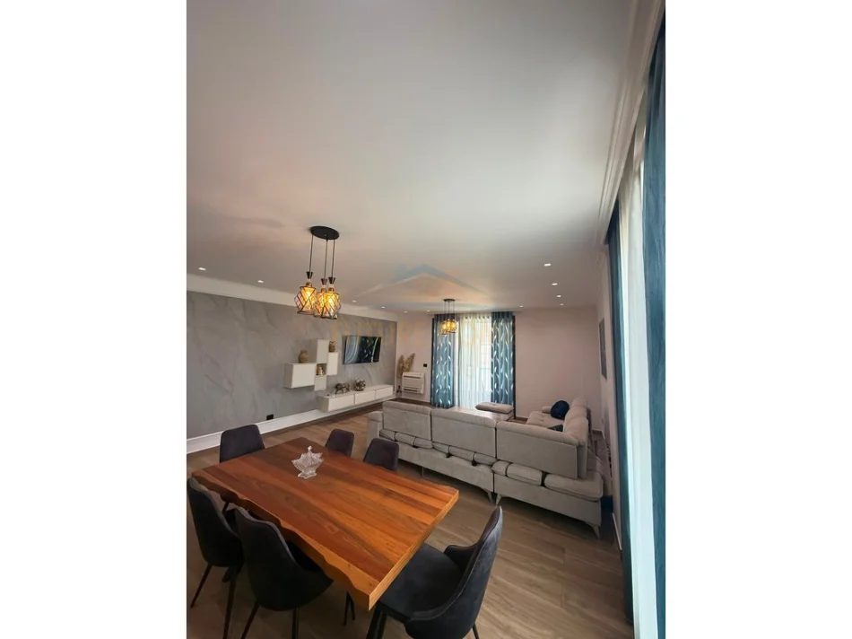 Tirane, jepet me qera apartament 2+1+Ballkon Kati 1, 115 m² 1.500 € (TEG)