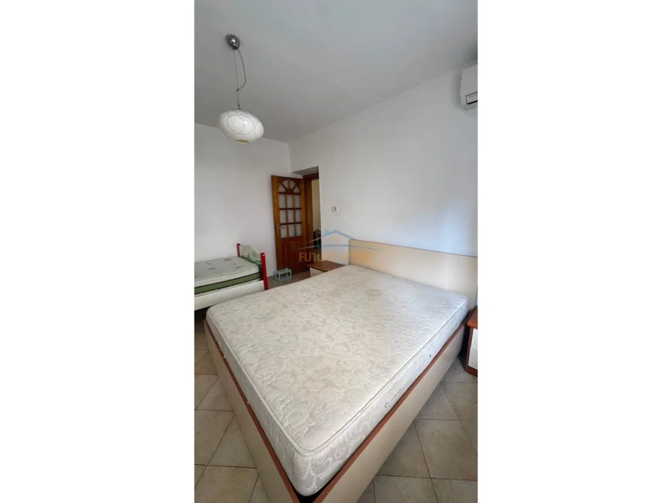 Tirane, jepet me qera apartament 3+1+Ballkon Kati 2, 95 m² 600 € (Rruga Fortuzi)