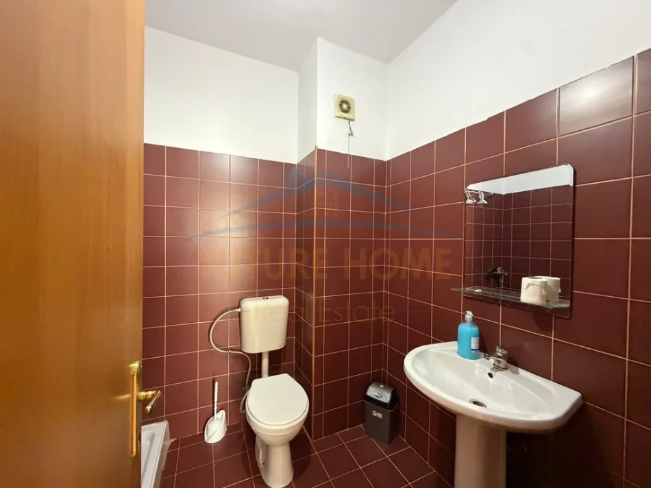 Tirane, jepet me qera apartament 1+1+Ballkon Kati 7, 58 m² 115.000 € (Unaza e Re)