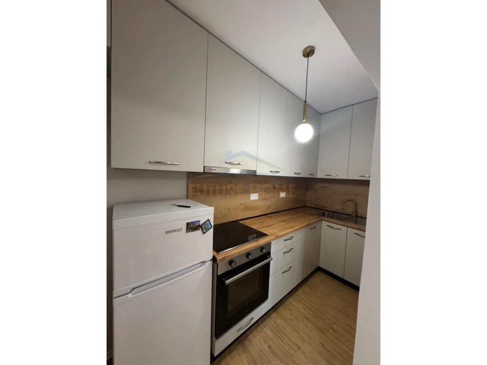 Tirane, jepet me qera apartament 1+1+Ballkon Kati 5, 51 m² 700 € (Sheshi Willson)