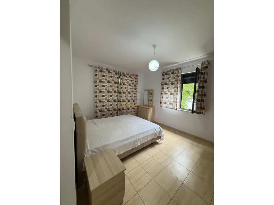 Tirane, jepet me qera 2+1+Ballkon Kati 3, 54 m² 550 € (Stacioni i Trenit)