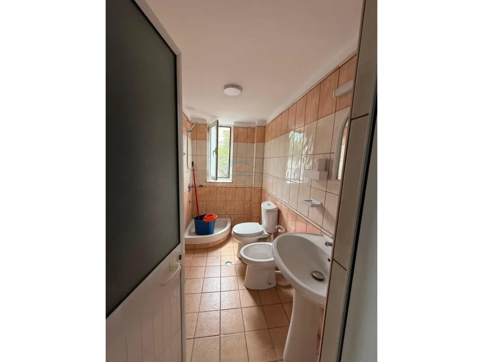 Tirane, jepet me qera 2+1+Ballkon Kati 3, 54 m² 550 € (Stacioni i Trenit)