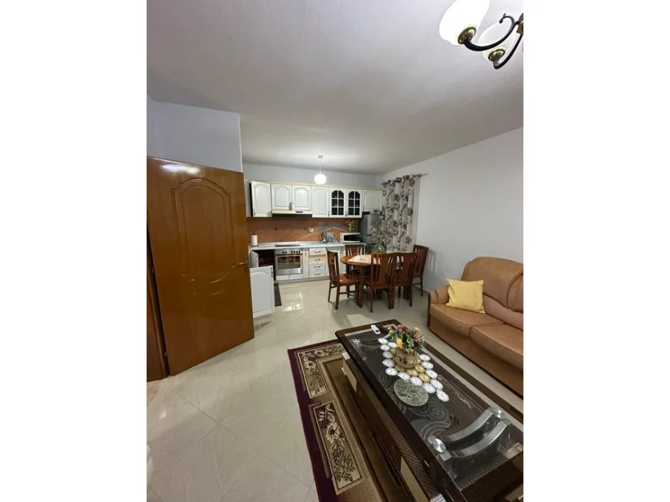 Tirane, jepet me qera apartament 2+1+Ballkon Kati 0, 99 m² 500 € (Rruga Jordan Misja)