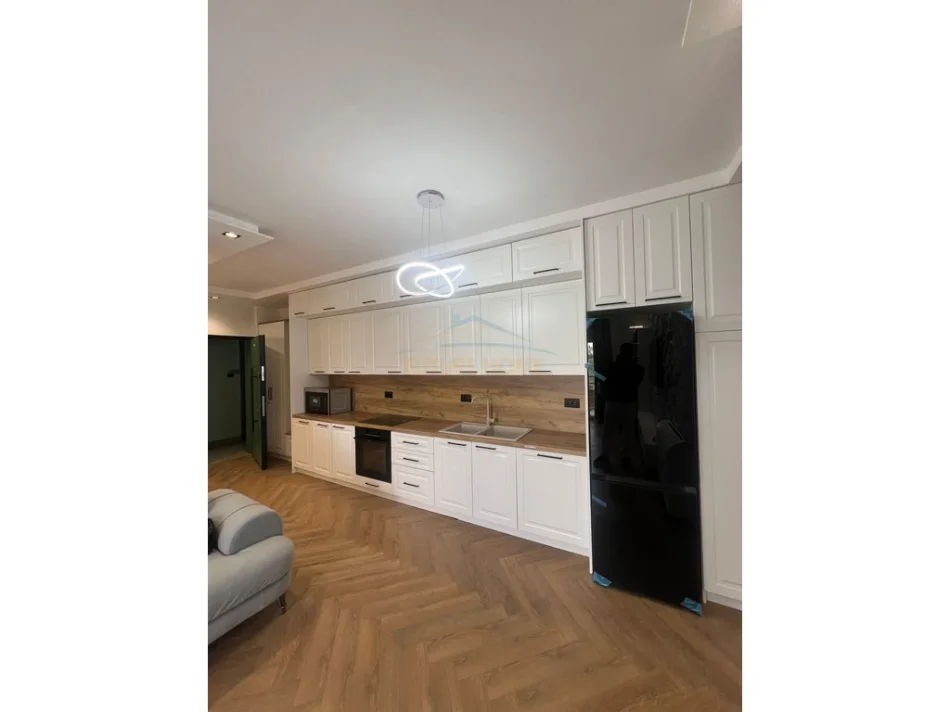 Tirane, jepet me qera apartament 3+1+Ballkon Kati 3, 93 m² 850 € (Farke)