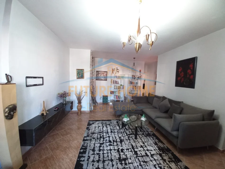 Tirane, jepet me qera apartament 3+1+Ballkon Kati 5, 96 m² 600 € (Zogu i Zi)