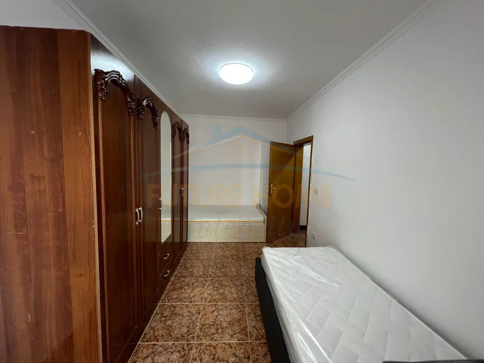 Tirane, jepet me qera apartament 2+1+Aneks+Ballkon Kati 1, 112 m² 600 € (TEK KMY)