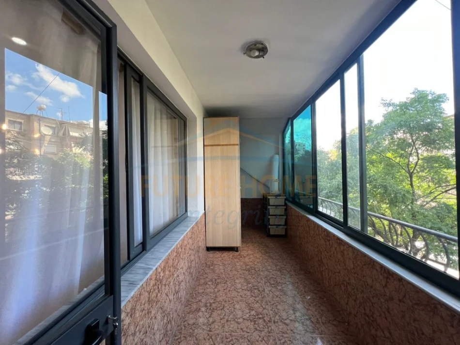 Tirane, jepet me qera apartament 2+1+Aneks+Ballkon Kati 1, 112 m² 600 € (TEK KMY)