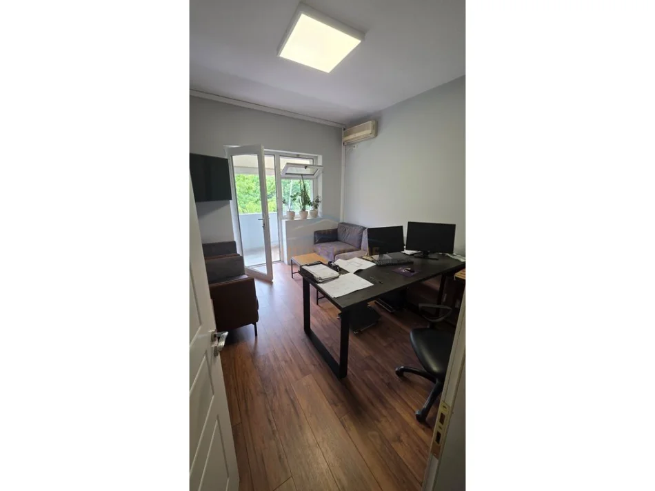 Tirane, jepet me qera apartament 3+1 Kati 1, 100 m² 850 € (STADIUMI DINAMO)