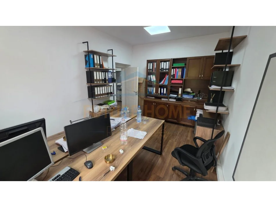 Tirane, jepet me qera apartament 3+1 Kati 1, 100 m² 850 € (STADIUMI DINAMO)