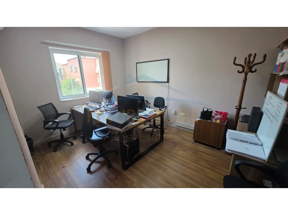 Tirane, jepet me qera apartament 3+1 Kati 1, 100 m² 850 € (STADIUMI DINAMO)