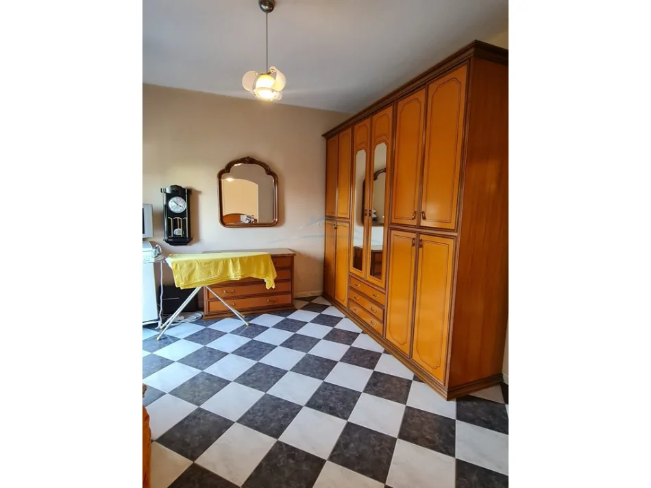 Tirane, jepet me qera apartament Vile 3 Katshe , 500 m² 3.500 € (Ish tregu elektrik)