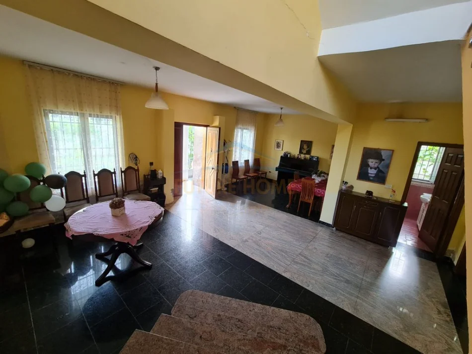 Qira, Vilë 3-katëshe, Komplesi Grand,Ish-Tregu Elektrik 0696069906