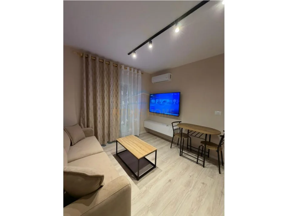 Tirane, jepet me qera apartament 1+1+Ballkon Kati 1, 55 m² 474 € (oxhaku)