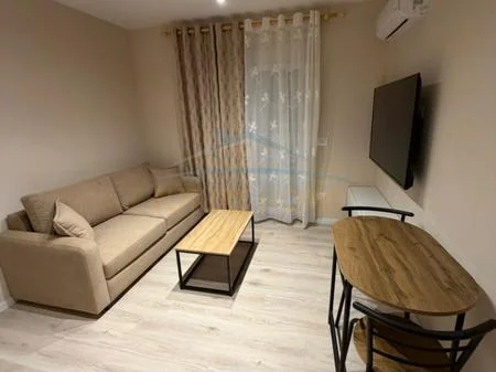 Tirane, jepet me qera apartament 1+1+Ballkon Kati 1, 55 m² 450 € (oxhaku)