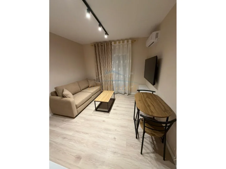 Tirane, jepet me qera apartament 1+1 Kati 1, 55 m² 450 € (OXHAKU)