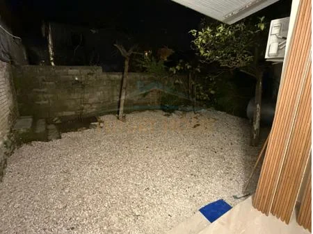 Tirane, jepet me qera apartament 1+1+Ballkon Kati 1, 55 m² 450 € (oxhaku)