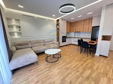 Tirane, jepet me qera apartament 1+1+Ballkon Kati 10, 65 m² 650 € (Fusha e Aviacionit)