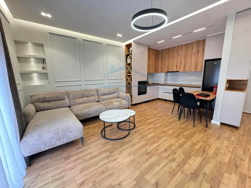 Tirane, jepet me qera apartament 1+1+Ballkon Kati 10, 650 € (Fusha e Aviacionit)