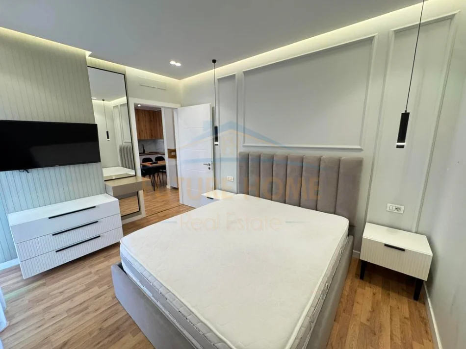 Tirane, jepet me qera apartament 1+1+Ballkon Kati 10, 650 € (Fusha e Aviacionit)
