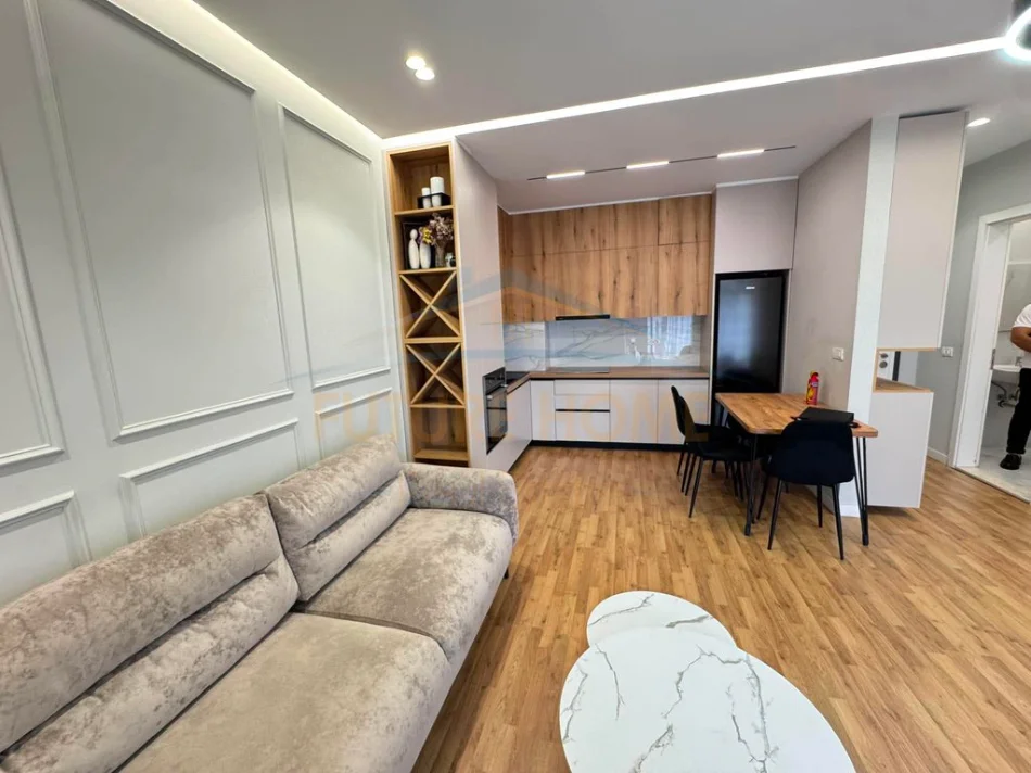 Tirane, jepet me qera apartament 1+1+Ballkon Kati 10, 650 € (Fusha e Aviacionit)
