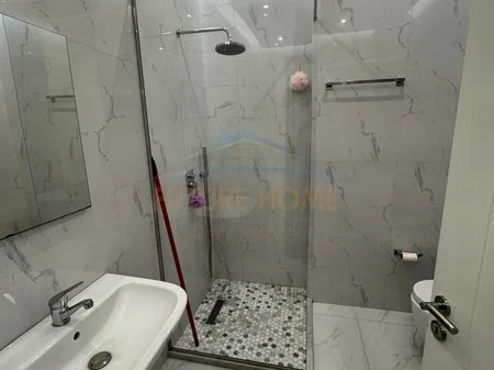 Tirane, jepet me qera apartament 1+1+Ballkon Kati 10, 65 m² 650 € (Fusha e Aviacionit)