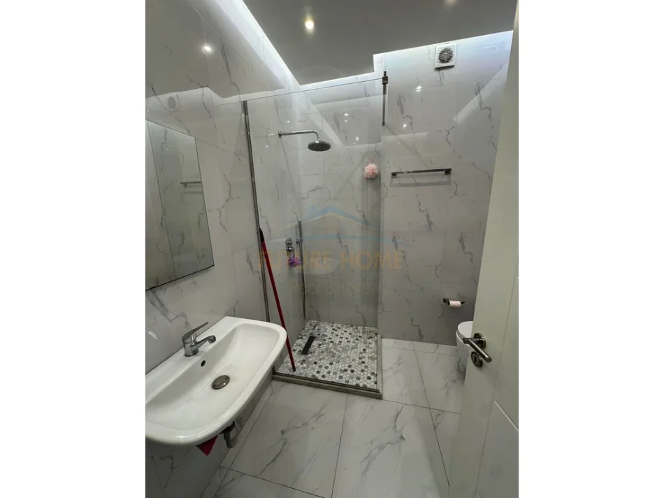 Tirane, jepet me qera apartament 1+1+Ballkon Kati 10, 650 € (Fusha e Aviacionit)