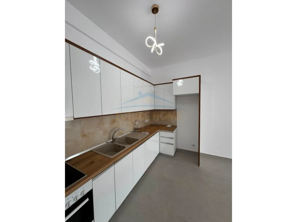 Tirane, jepet me qera apartament 1+1+Ballkon Kati 5, 75 m² 450 € (ish Dogana)