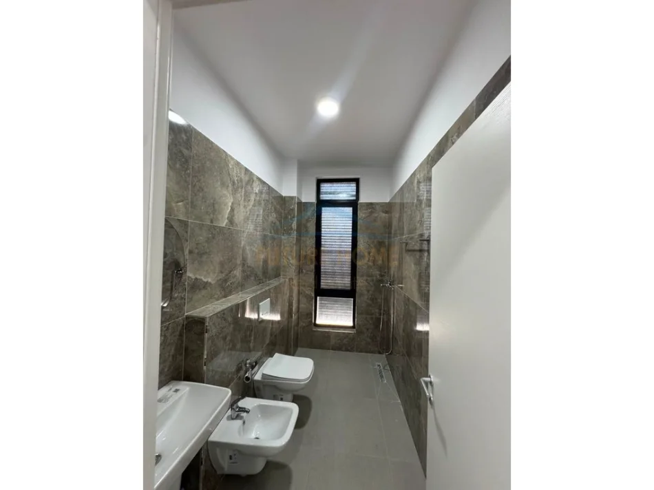 Tirane, jepet me qera apartament 1+1 Kati 5, 75 m² 450 € (DOGANA)