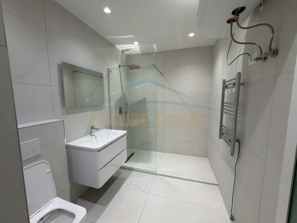 Tirane, jepet me qera apartament 2+1+Ballkon , 116 m² 843 € (21 Dhjetori)