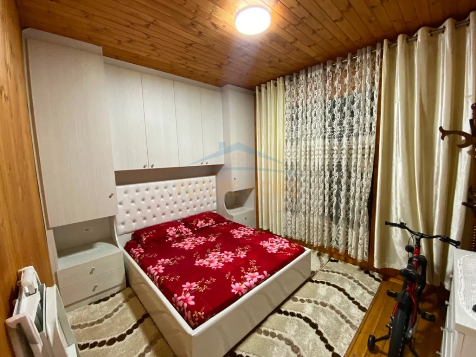 Kamez , jepet me qera Vile 1 Katshe , 930 m² (Liqeni i Cerkezes )
