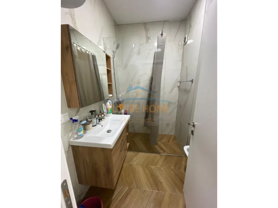 Tirane, jepet me qera apartament 1+1+Ballkon Kati 4, 60 m² 700 € (Rruga e Dibres)