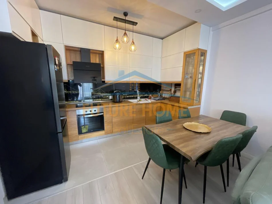 Tirane, jepet me qera apartament 1+1+Ballkon Kati 4, 60 m² 700 € (Rruga e Dibres)