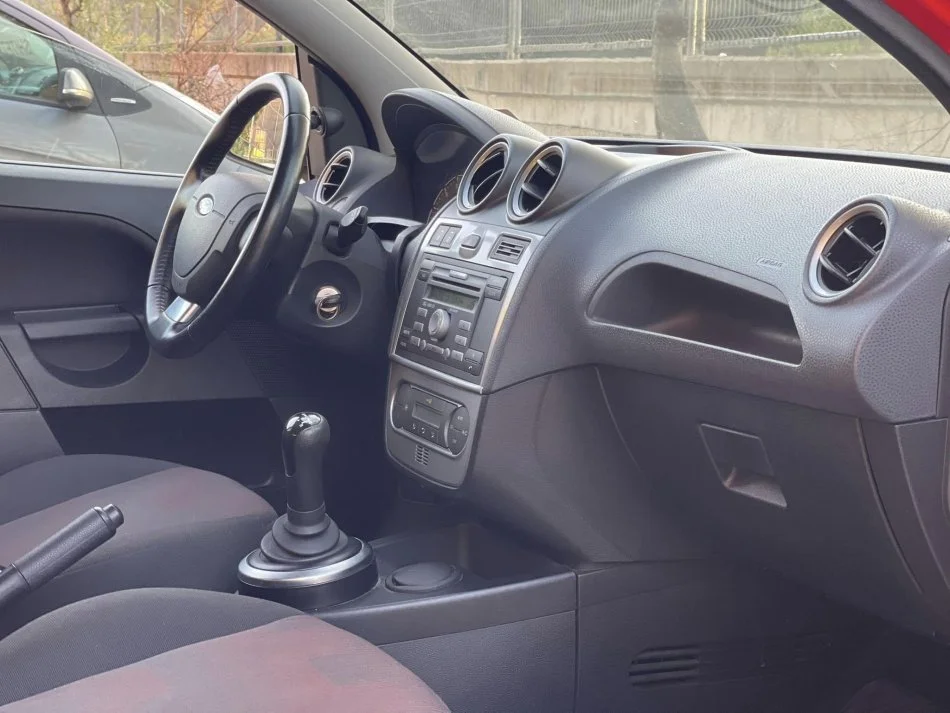 Tirane, shes makine FORD FIESTA Benzin, e kuqe automatik Klima 130.000 km 4.200 €