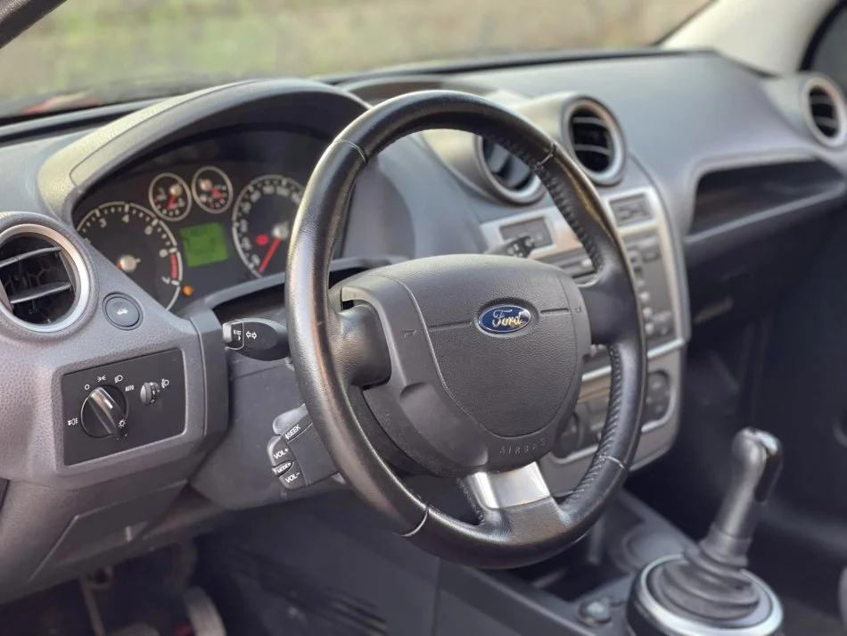 Tirane, shes makine FORD FIESTA Benzin, e kuqe automatik Klima 130.000 km 4.200 €