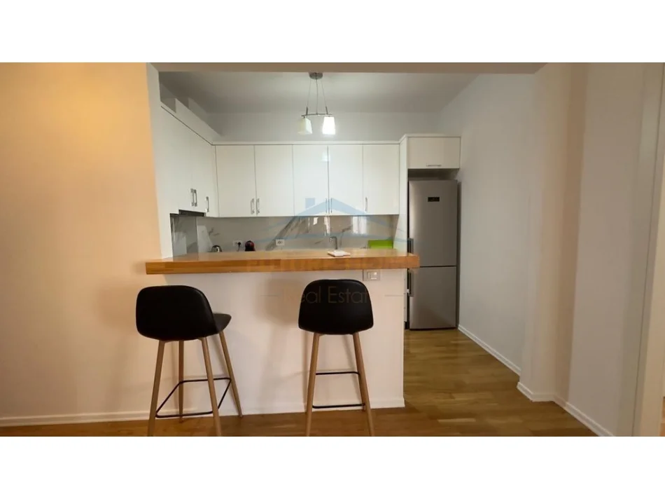 Tirane, jepet me qera apartament 2+1+Ballkon Kati 2, 123 m² 1.500 € (Rruga e Barrikadave)