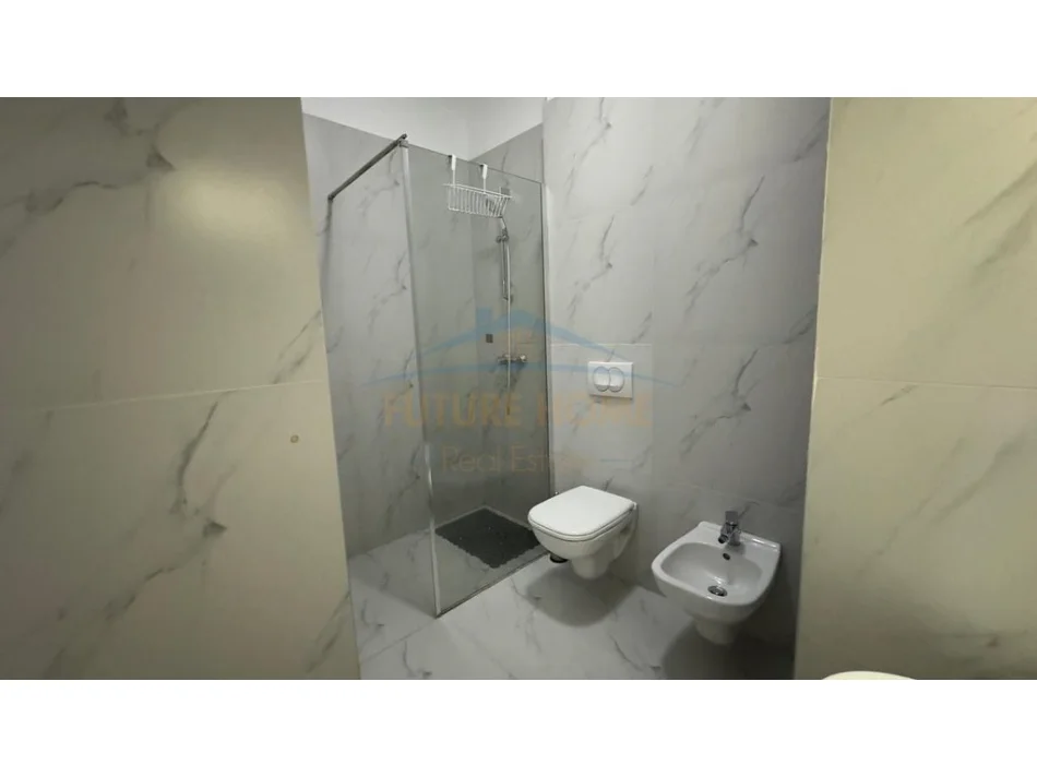 Tirane, jepet me qera apartament 2+1+Ballkon Kati 2, 123 m² 1.500 € (Rruga e Barrikadave)