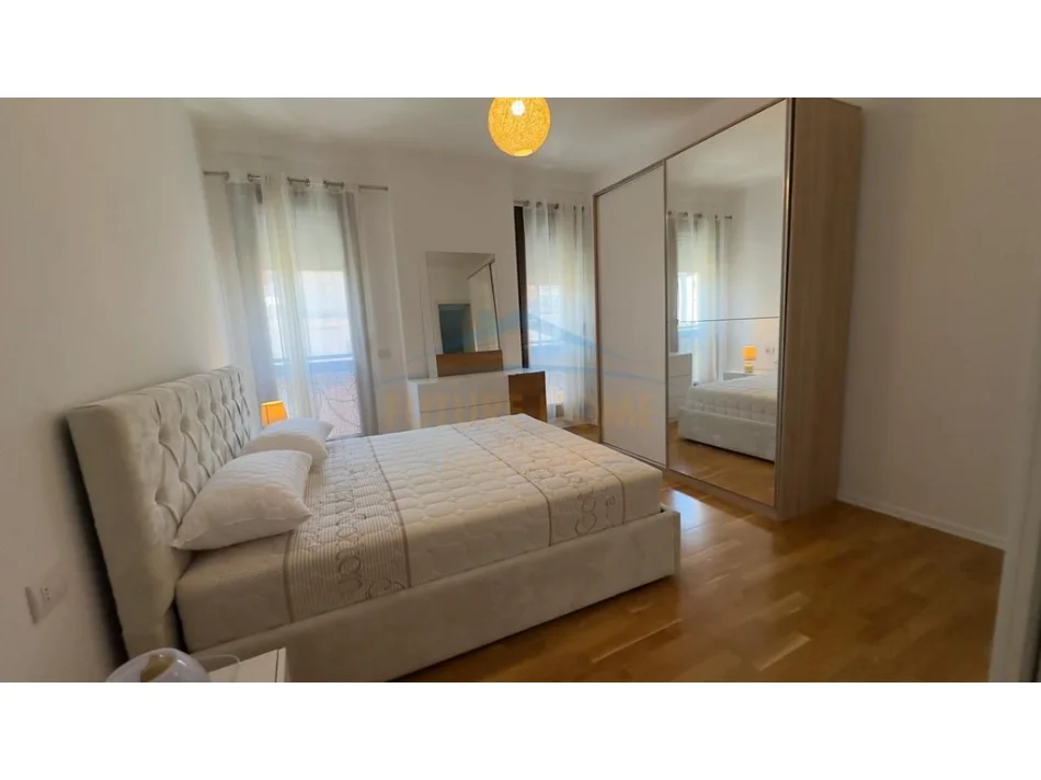 Tirane, jepet me qera apartament 2+1+Ballkon Kati 2, 123 m² 1.500 € (Rruga e Barrikadave)