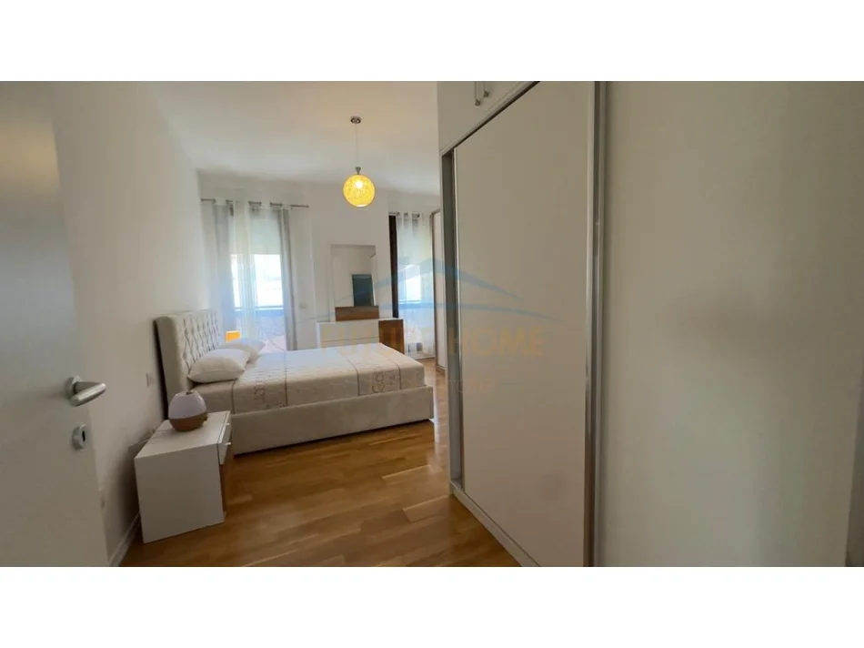 Tirane, jepet me qera apartament 2+1 Kati 2, 123 m² 1.300 € (Rruga e Barrikadave)