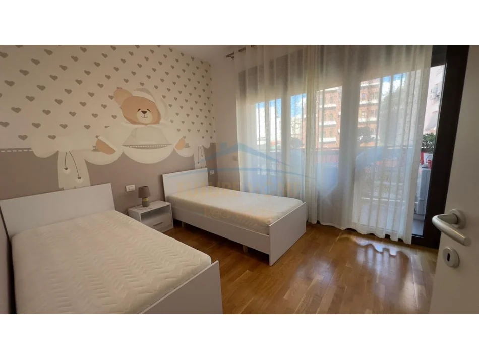 Tirane, jepet me qera apartament 2+1 Kati 2, 123 m² 1.300 € (Rruga e Barrikadave)