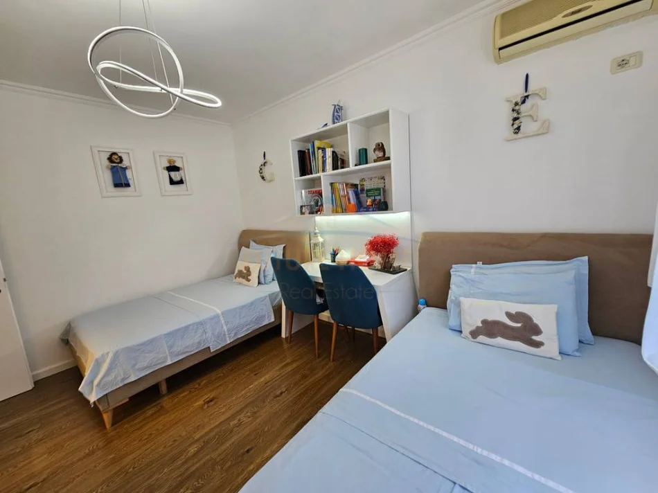 Tirane, shitet apartament 2+1+Ballkon Kati 4, 85 m² 153.000 € (Laprake)
