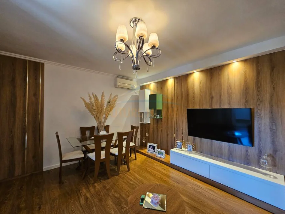 Tirane, shitet apartament 2+1+Ballkon Kati 4, 85 m² 150.000 € (Laprake)