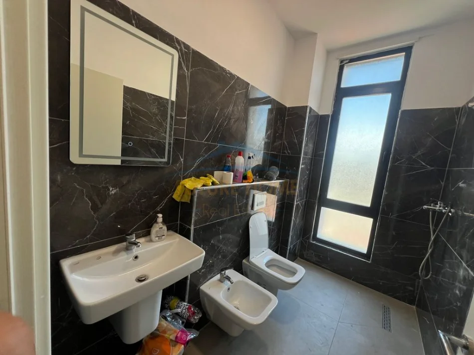 Tirane, jepet me qera apartament 1+1 Kati 3, 77 m² 500 € (Dogana)