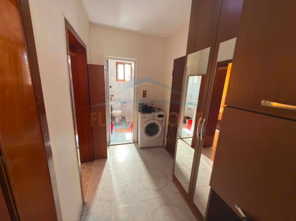 Tirane, jepet me qera apartament 2+1+Ballkon Kati 5, 56 m² 500 € (Rruga Ferit Xhajko)