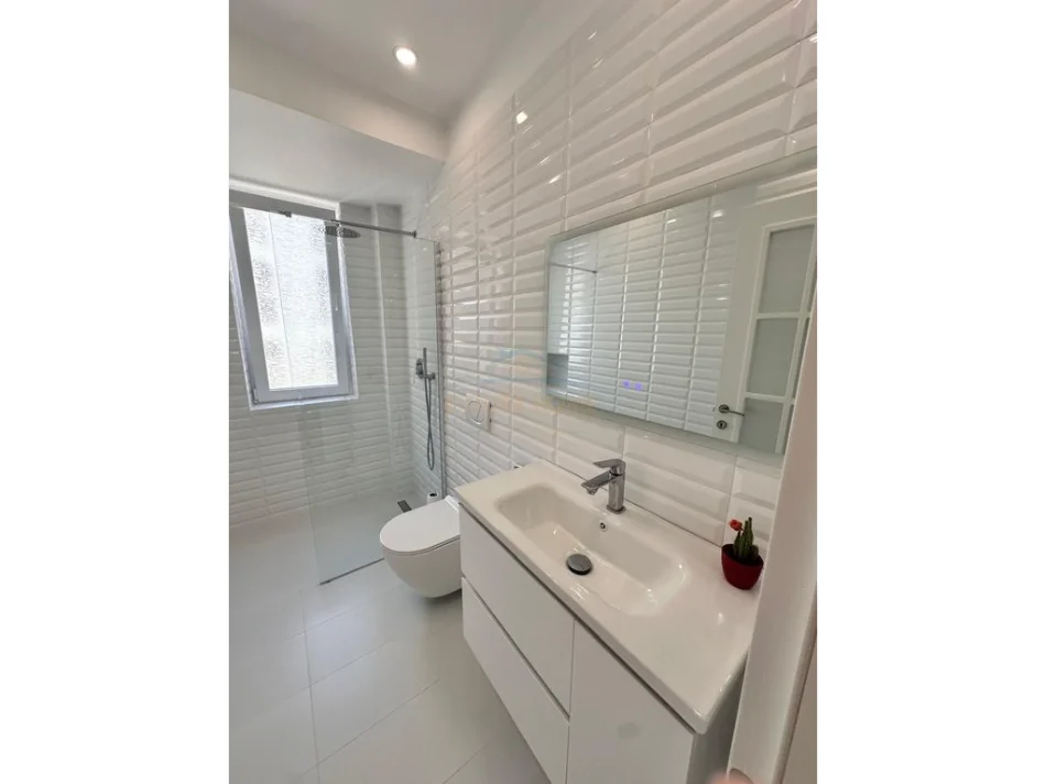 Tirane, jepet me qera apartament 2+1+Ballkon Kati 3, 80 m² 850 € (Sheshi Willson)