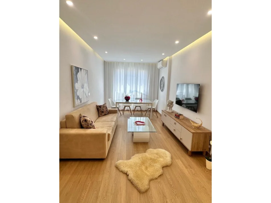 Tirane, jepet me qera apartament 2+1+Ballkon Kati 3, 80 m² 850 € (Sheshi Willson)