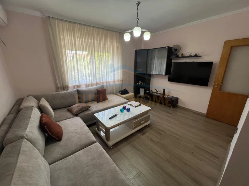 Tirane, shitet apartament 2+1+Ballkon Kati 3, 72 m² 180.000 € (Ali Demi)