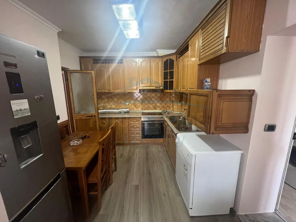 Tirane, shitet apartament 2+1+Ballkon Kati 3, 73 m² 165.000 € (Ali Demi)